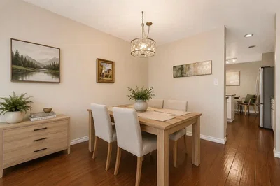 Salón; suelo de madera, luz natural, estilo moderno