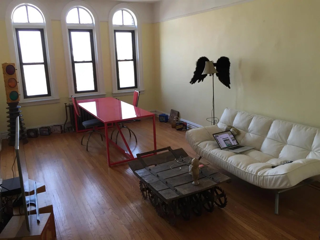 Obývací pokoj; dřevěná podlaha, přirozené světlo