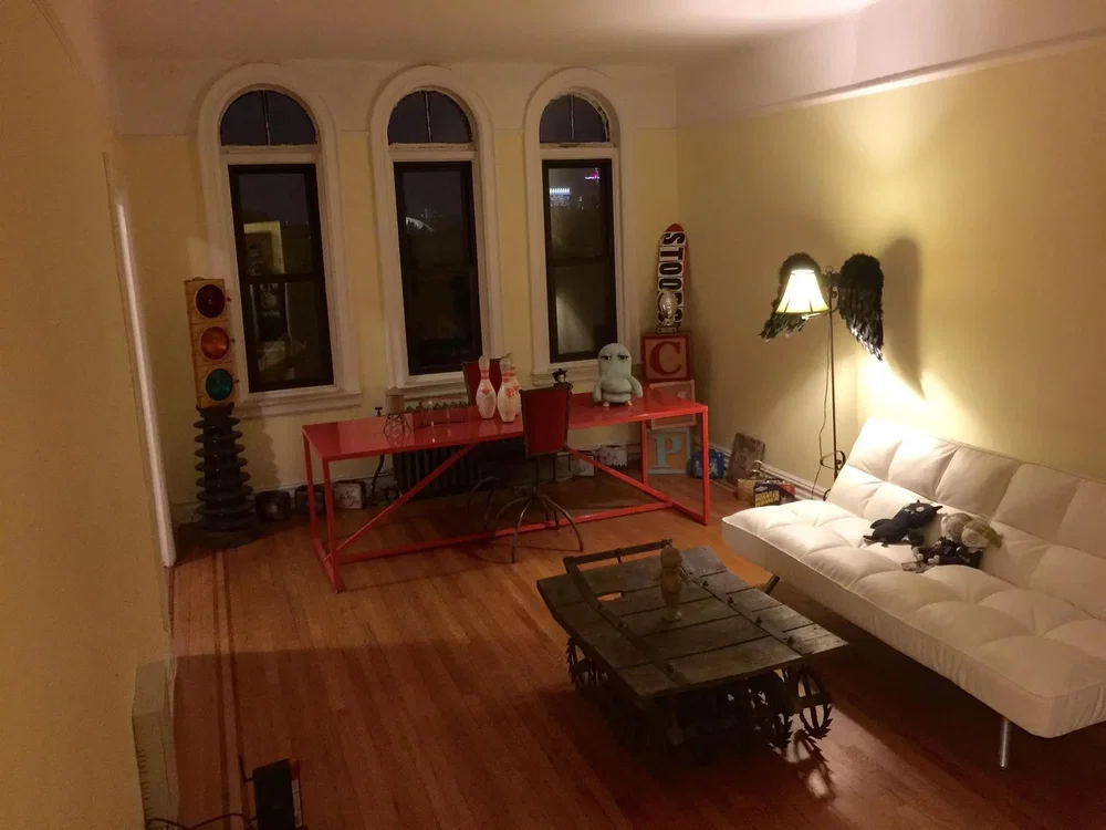 Obývací pokoj; dřevěná podlaha, přirozené světlo, moderní styl