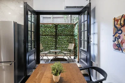 Cuisine; électroménager, lumière naturelle, parquet