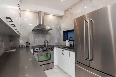 Cuisine; électroménager, carrelage, rénové, lumière naturelle