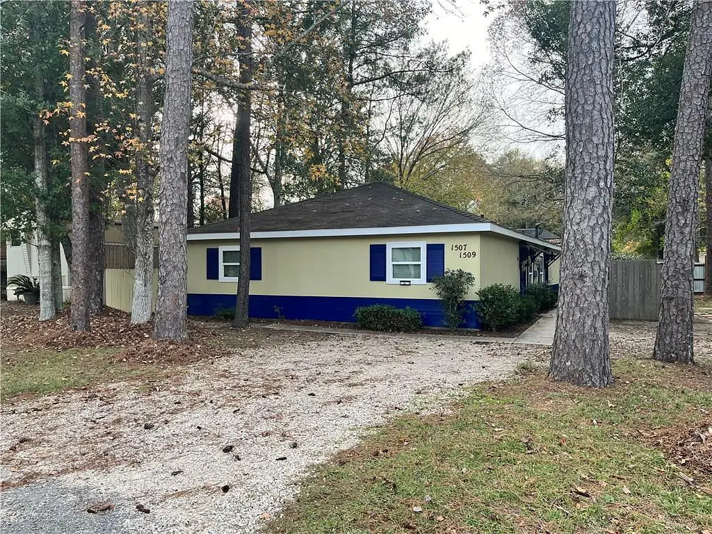 House and surroundings