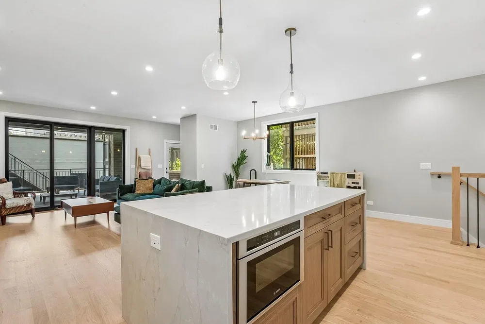 Cuisine; électroménager, parquet, lumière naturelle, style moderne