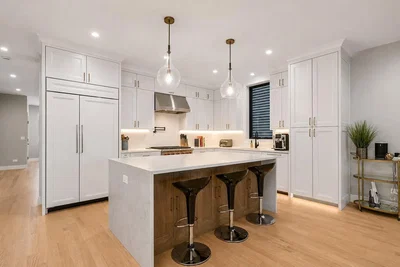Cuisine; électroménager, parquet, lumière naturelle, style moderne, rénové