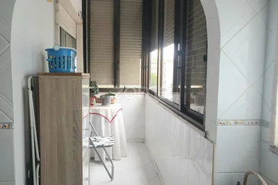 Balkon; dlažba, přirozené světlo