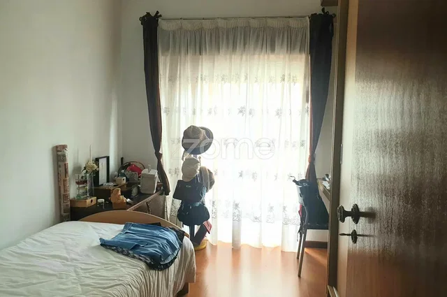 Dormitorio; luz natural, suelo de madera