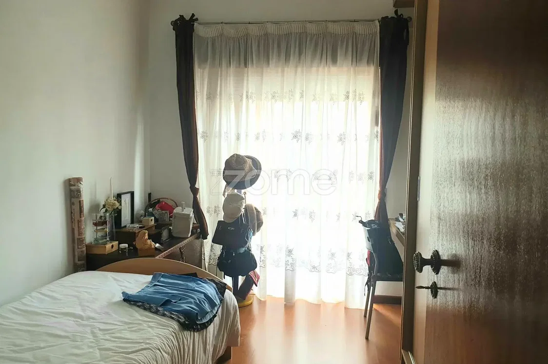 Ložnice; přirozené světlo, dřevěná podlaha