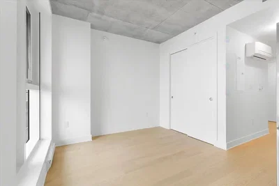 Schlafzimmer; holzboden, tageslicht