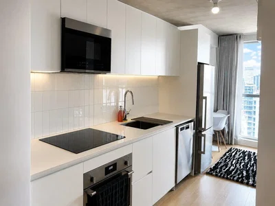 Küche; küchengeräte, blick, tageslicht, moderner stil
