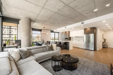 Wohnzimmer; blick, küchengeräte, holzboden, hohe decken, tageslicht, moderner stil