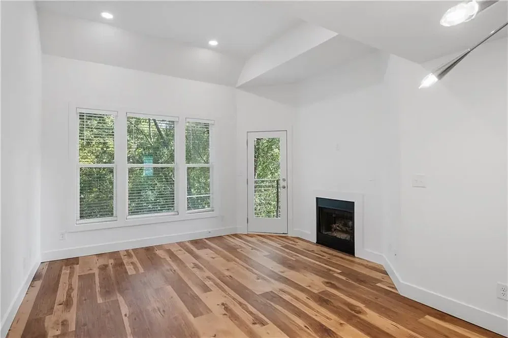 Salon; parquet, cheminée, lumière naturelle