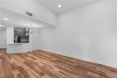 Salon; parquet, lumière naturelle, hauteur sous plafond