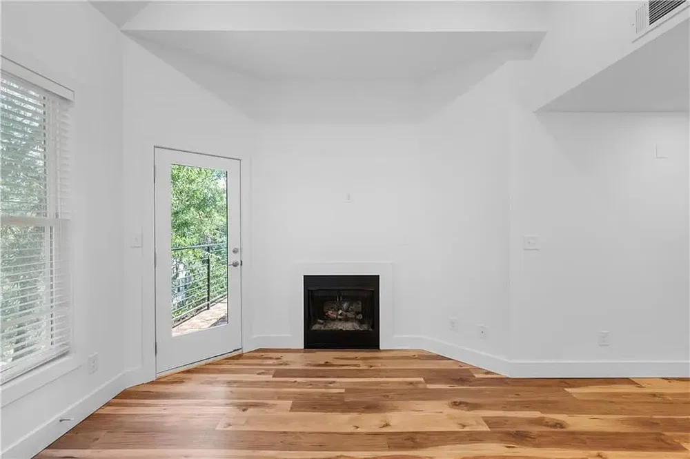 Salon; parquet, cheminée, lumière naturelle