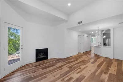 Salon; parquet, cheminée, lumière naturelle