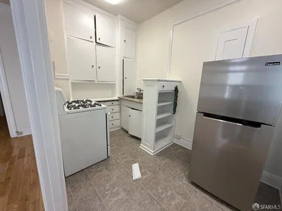Cucina; elettrodomestici, pavimento in piastrelle