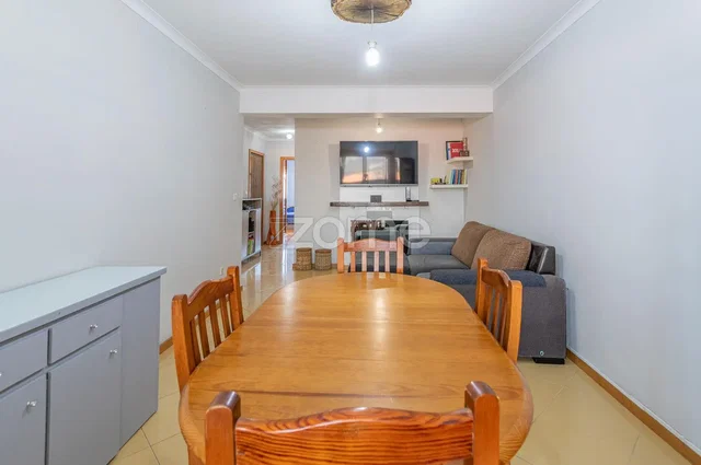 Wohnzimmer; holzboden, fliesenboden, tageslicht, moderner stil
