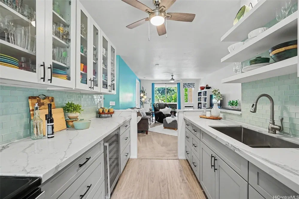 Cuisine; électroménager, parquet, lumière naturelle, style moderne, rénové