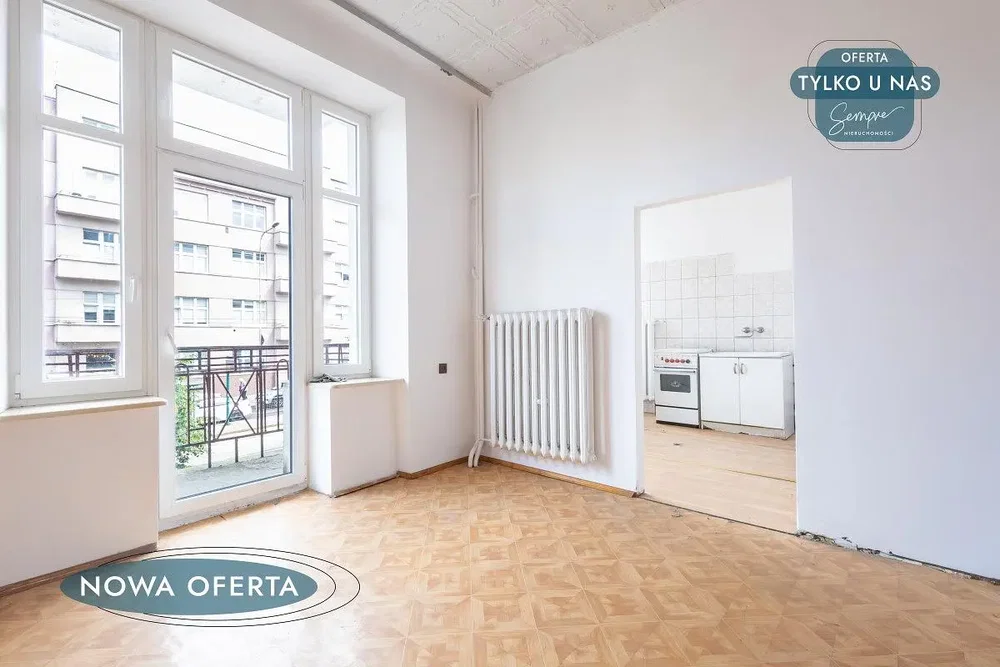 Salon; carrelage, lumière naturelle, nécessite rénovation