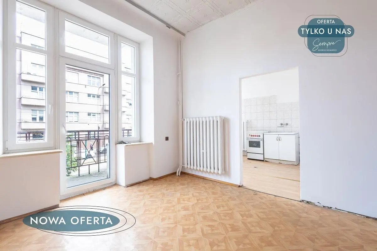 Salon; carrelage, lumière naturelle, nécessite rénovation