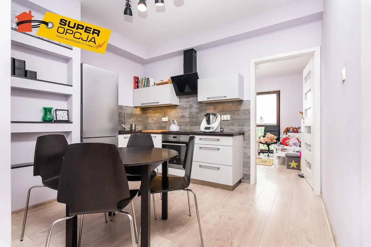 Küche; küchengeräte, holzboden, tageslicht, moderner stil