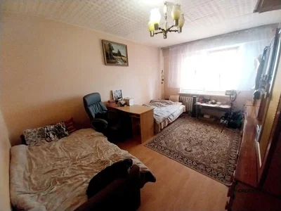 Chambre; parquet, lumière naturelle, nécessite rénovation