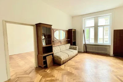 Salon; podłoga drewniana, światło dzienne