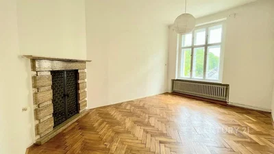 Wohnzimmer; holzboden, kamin, tageslicht