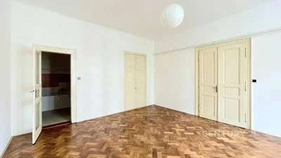 Wohnzimmer; holzboden, tageslicht