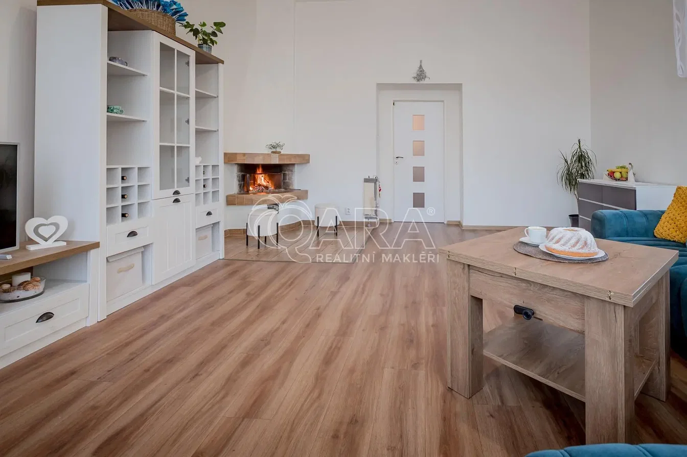 Woonkamer; houten vloer, open haard, natuurlijk licht