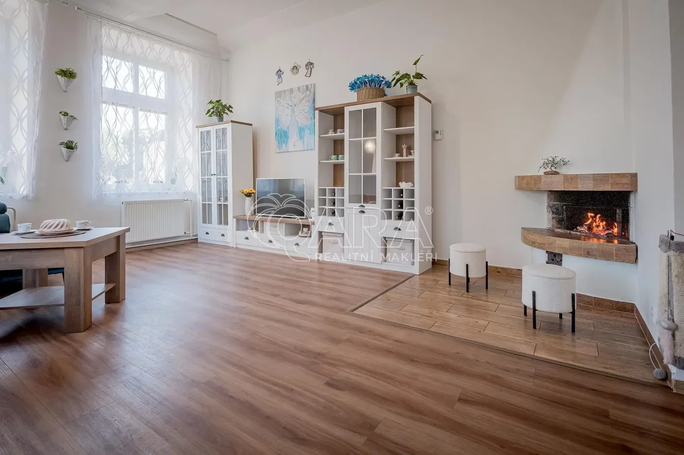 Woonkamer; open haard, houten vloer, natuurlijk licht