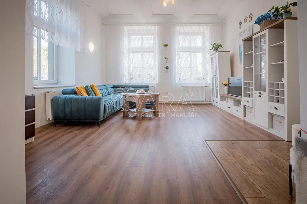 Woonkamer; houten vloer, natuurlijk licht