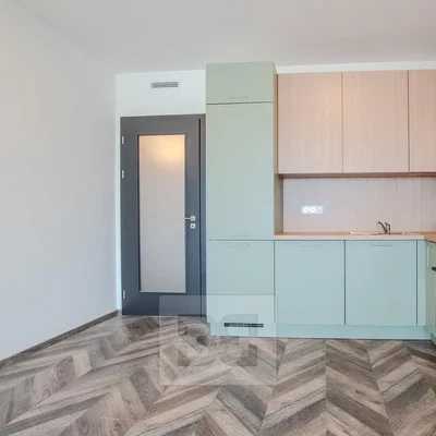 Küche; küchengeräte, holzboden, renoviert, tageslicht