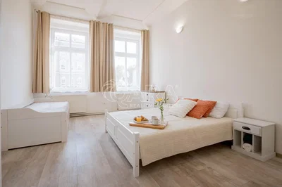 Slaapkamer; natuurlijk licht, houten vloer