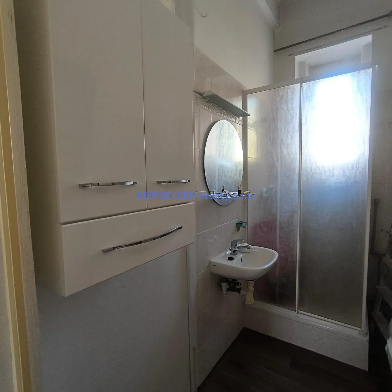 Badezimmer; fliesenboden, tageslicht