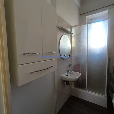 Badezimmer; fliesenboden, tageslicht