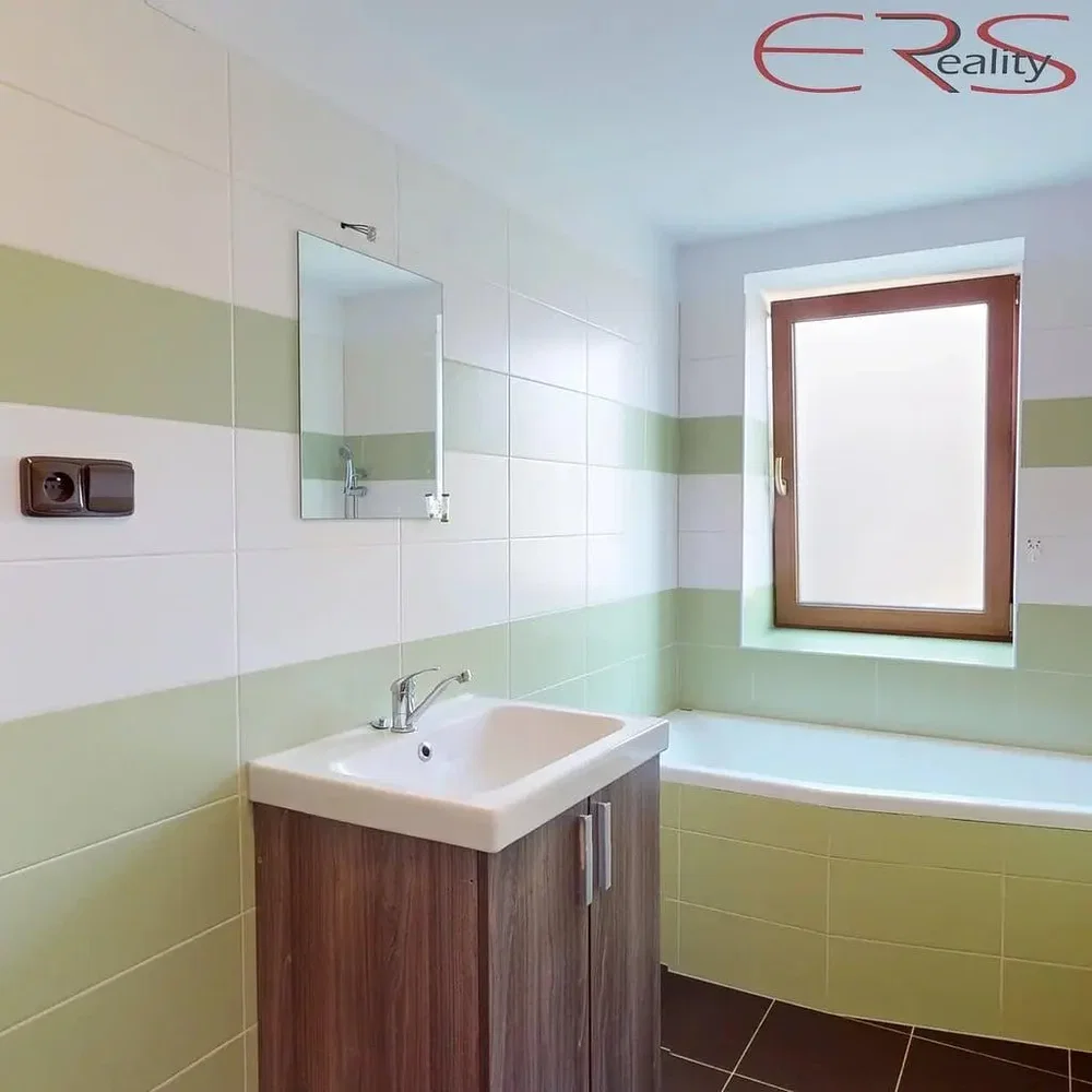 Badezimmer; fliesenboden, tageslicht