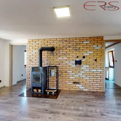Wohnzimmer; kamin, holzboden, tageslicht