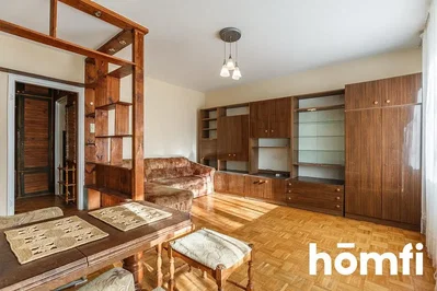 Wohnzimmer; holzboden, fliesenboden, tageslicht