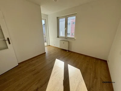 Schlafzimmer; holzboden, tageslicht