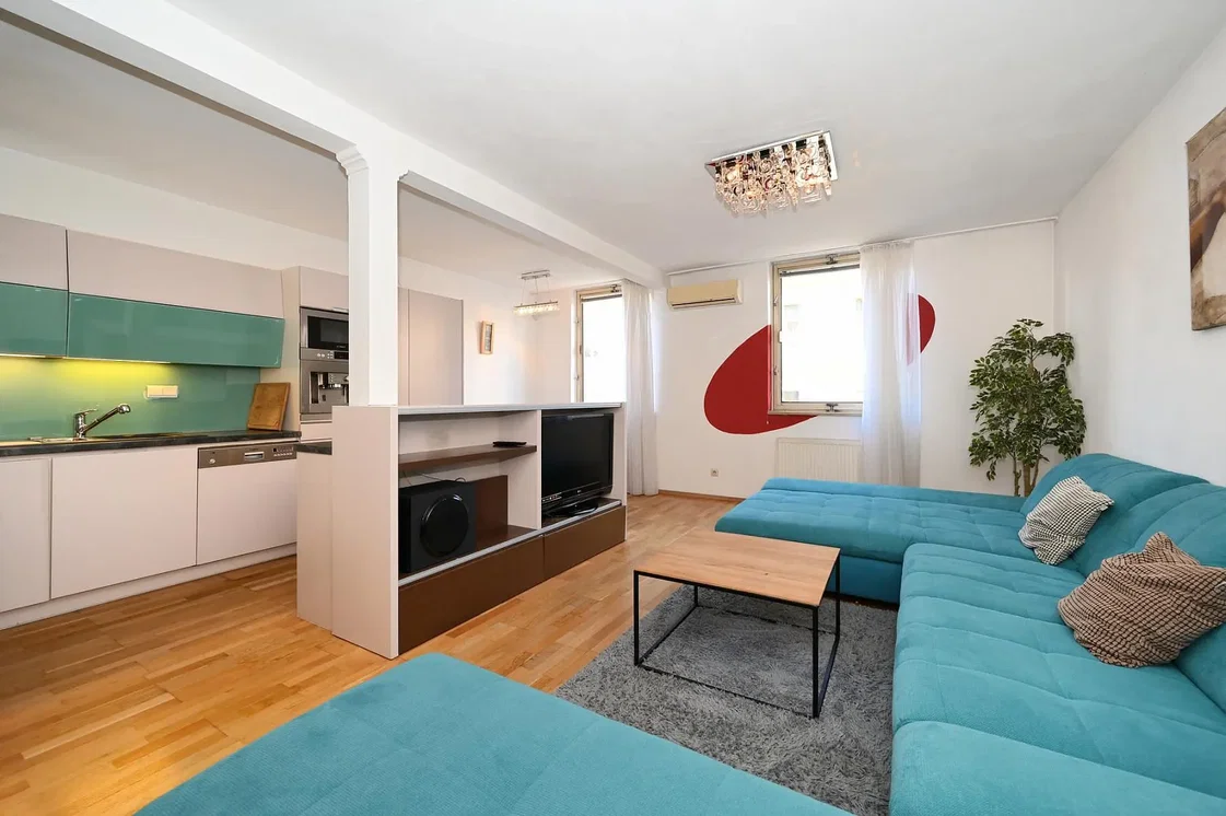 Soggiorno; pavimento in legno, luce naturale, stile moderno