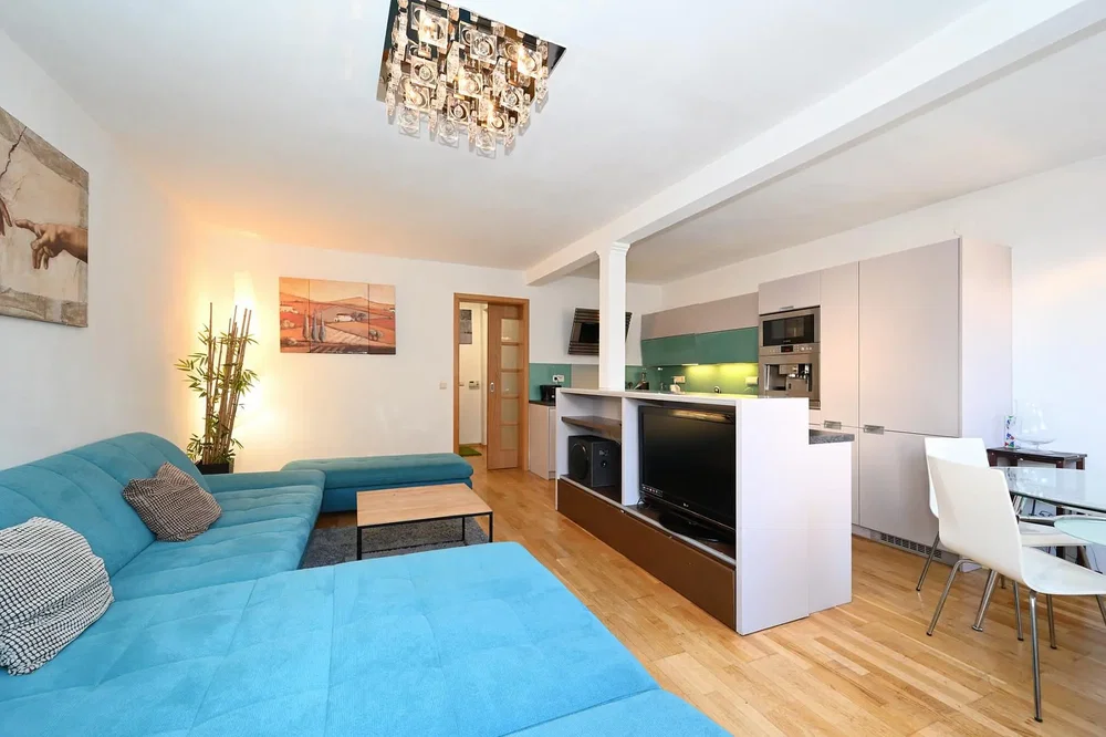 Soggiorno; pavimento in legno, luce naturale, stile moderno