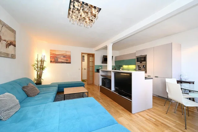 Soggiorno; pavimento in legno, luce naturale, stile moderno