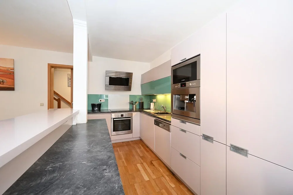 Cucina; elettrodomestici, pavimento in legno, pavimento in piastrelle, ristrutturato, luce naturale