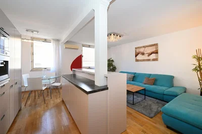 Soggiorno; elettrodomestici, luce naturale, stile moderno, pavimento in legno