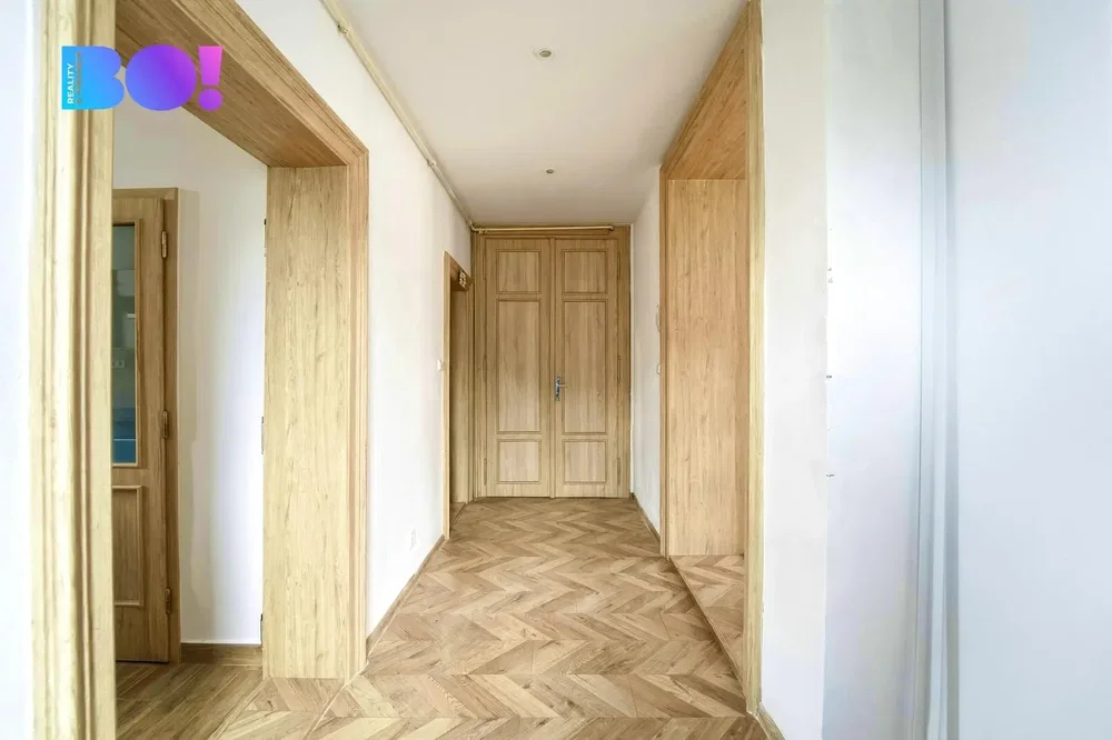 Garderobe; holzboden, tageslicht, renoviert