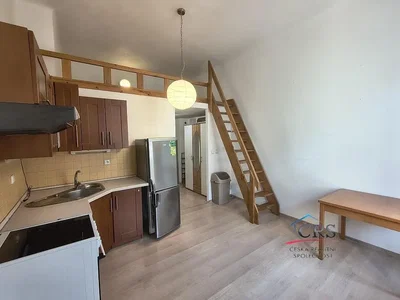 Cucina; elettrodomestici, pavimento in legno, luce naturale