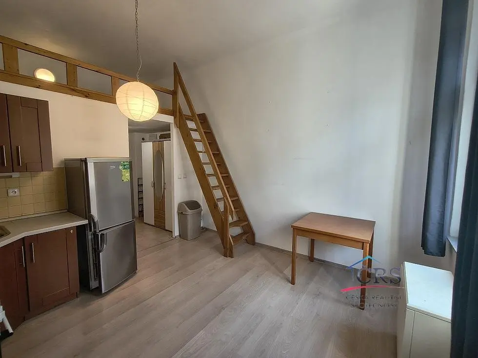 Cucina; elettrodomestici, pavimento in legno, luce naturale