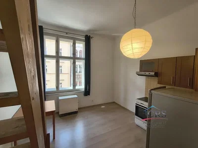 Cucina; elettrodomestici, luce naturale, pavimento in legno