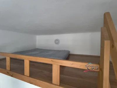 Camera da letto; pavimento in legno, travi in legno