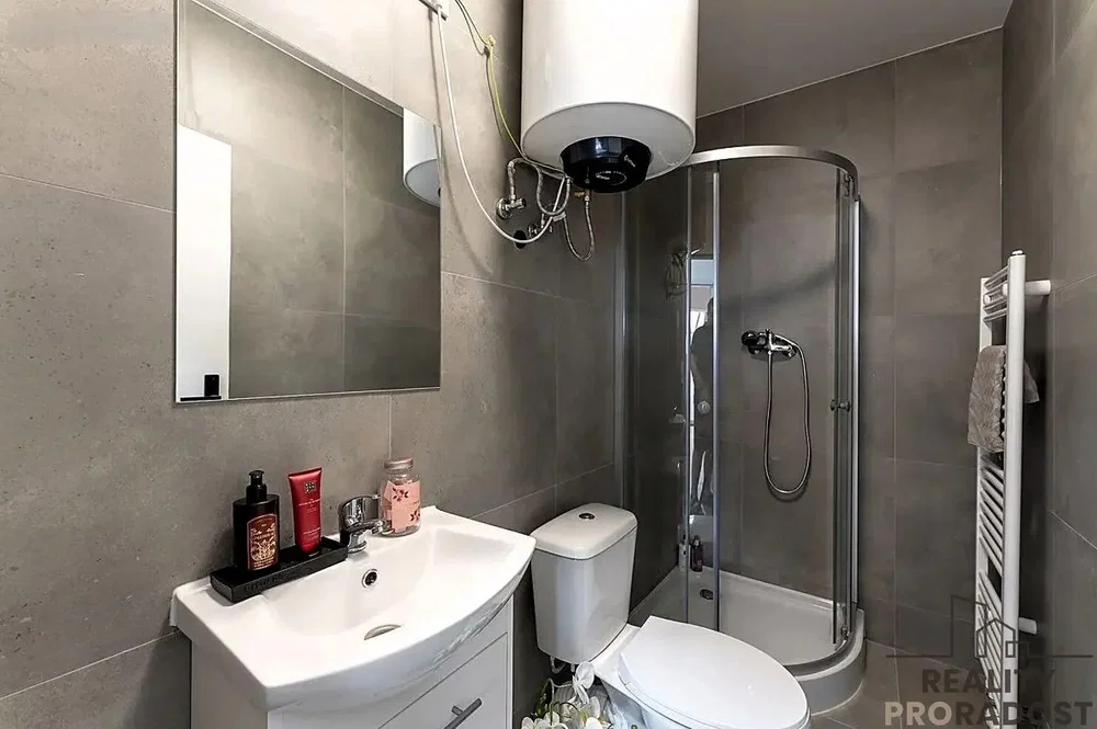 Toilette; pavimento in piastrelle, ristrutturato, luce naturale